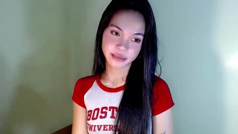 Snapshot of petite_angelx chatting on 10.11.25 angel online show from 10.11.25