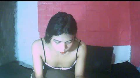 Snapshot of petite_jzee chatting on 01.04.25 jzee online show from 01.04.25