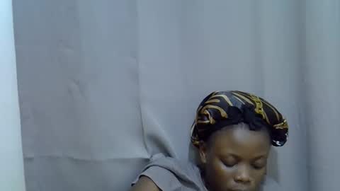 Snapshot of petite_melan chatting on 10.01.25 petite_melan online show from 10.01.25