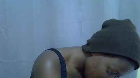 Snapshot of petite_melan chatting on 10.07.25 petite_melan online show from 10.07.25