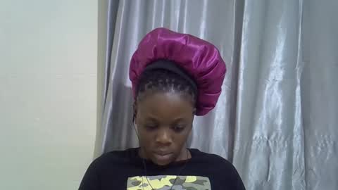 Snapshot of petite_melan chatting on 10.19.25 petite_melan online show from 10.19.25