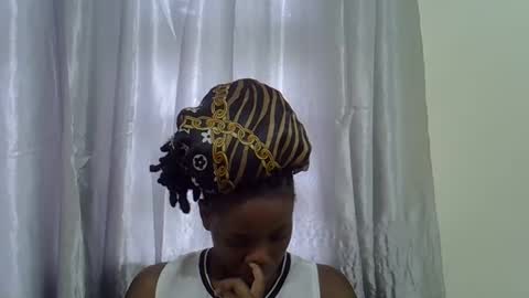 Snapshot of petite_melan chatting on 10.22.25 petite_melan online show from 10.22.25