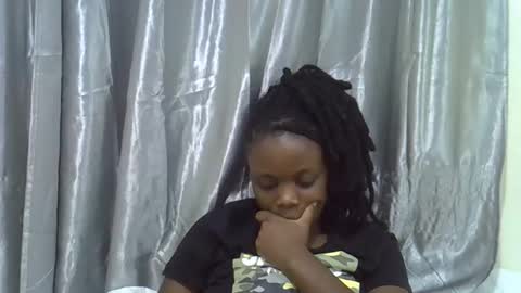 Snapshot of petite_melan chatting on 10.29.25 petite_melan online show from 10.29.25