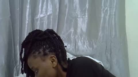 Snapshot of petite_melan chatting on 10.31.25 petite_melan online show from 10.31.25