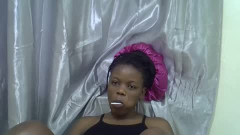 Snapshot of petite_melan chatting on 11.05.25 petite_melan online show from 11.05.25