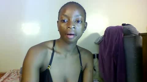 Snapshot of petite_queen001 chatting on 10.10.25 petite_queen001 online show from 10.10.25