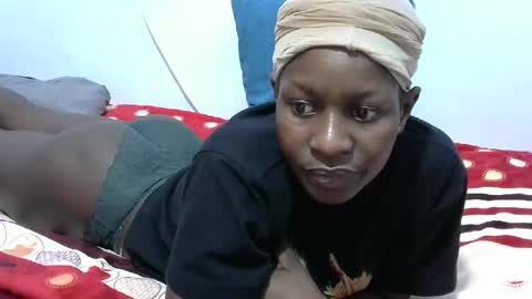 petitegirly12 online show from 02.19.25