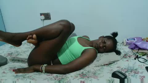 petitegirly12 online show from 03.06.25