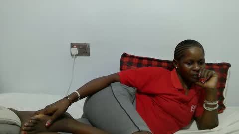 petitegirly12 online show from 03.11.25
