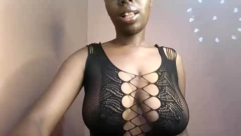 Snapshot of petitemomma76379 chatting on 06.09.26 sexy chocolate online show from 06.09.26