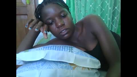 Snapshot of petitesweetchiq chatting on 11.28.25 petitesweetchiq online show from 11.28.25