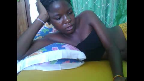 Snapshot of petitesweetchiq chatting on 12.02.25 petitesweetchiq online show from 12.02.25