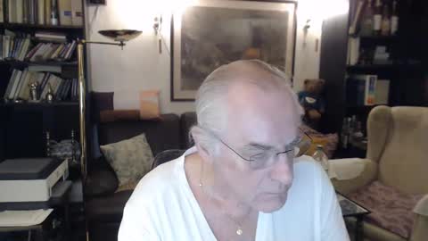 Snapshot of philoumis2 chatting on 02.02.25 Philippe online show from 02.02.25