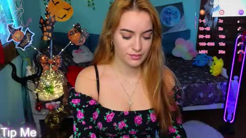 Snapshot of phoenixlunar chatting on 10.16.25 Selena online show from 10.16.25