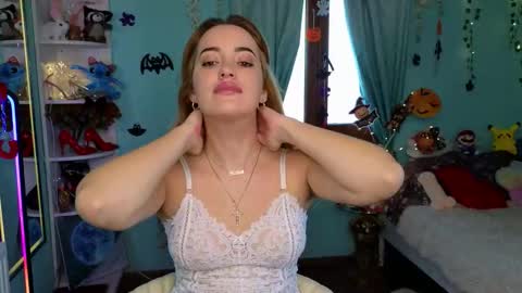 Snapshot of phoenixlunar chatting on 10.23.25 Selena online show from 10.23.25