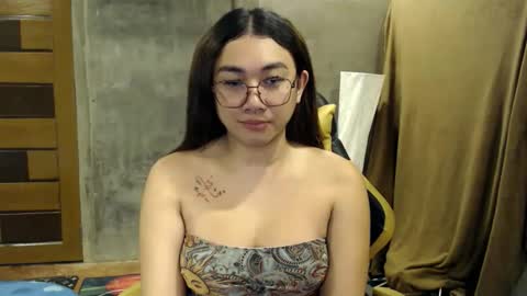 Snapshot of pia_worthsback chatting on 10.31.25 Pia online show from 10.31.25