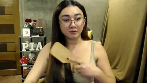 Snapshot of pia_worthsback chatting on 11.11.25 Pia online show from 11.11.25