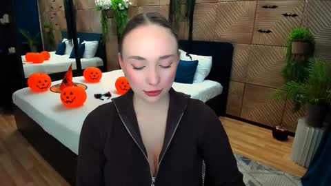 Emelie online show from 11.04.25