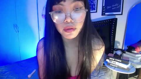 Snapshot of pinay_slutx chatting on 11.24.25 dee online show from 11.24.25