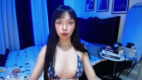 Snapshot of pinay_slutx chatting on 12.17.25 dee online show from 12.17.25