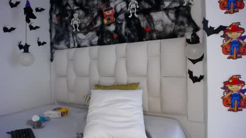 Snapshot of pink__tiffany chatting on 10.27.25 tiffany online show from 10.27.25