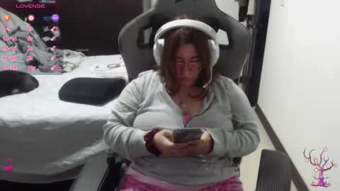 Snapshot of pink_girl0n chatting on 12.17.25 Kitty online show from 12.17.25