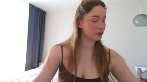 Snapshot of pink_rosee_ chatting on 06.01.26 online show from 06.01.26