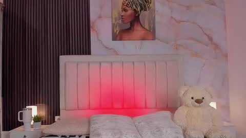 Snapshot of pinky_peach_ chatting on 11.08.25 Peachy online show from 11.08.25