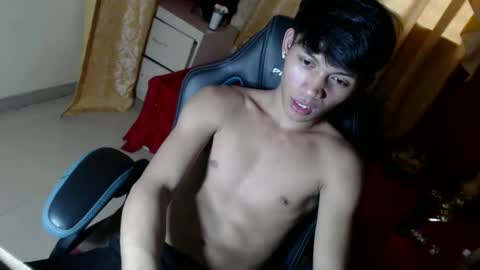 Snapshot of pinoyhotprincexxx chatting on 10.31.25 pinoyhotprincexxx online show from 10.31.25