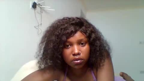 Snapshot of pixie_roman chatting on 11.08.25 Majesty online show from 11.08.25