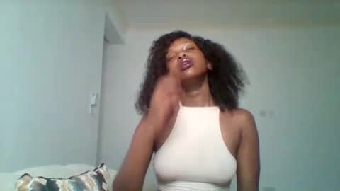 Snapshot of pixie_roman chatting on 11.10.25 Majesty online show from 11.10.25