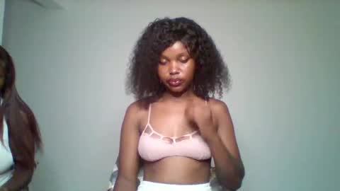 Snapshot of pixie_roman chatting on 11.13.25 Majesty online show from 11.13.25