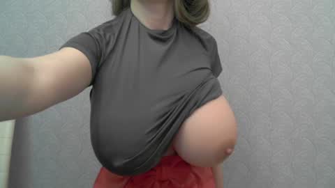 Snapshot of playful_goldie chatting on 04.10.26 Goldie online show from 04.10.26