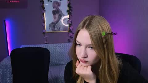 Snapshot of playful_sophie chatting on 10.09.25 Sophie online show from 10.09.25