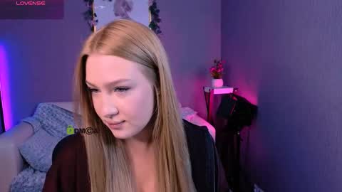 Snapshot of playful_sophie chatting on 10.17.25 Sophie online show from 10.17.25