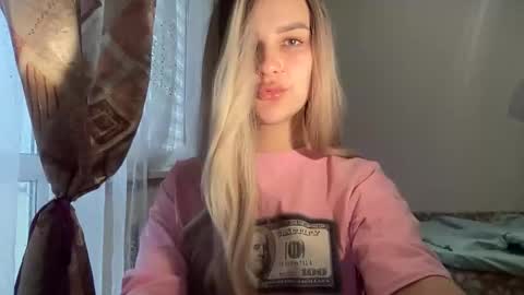 Snapshot of playfuldoll18 chatting on 10.01.25 Mia online show from 10.01.25