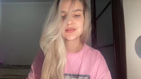 Snapshot of playfuldoll18 chatting on 10.01.25 Mia online show from 10.01.25