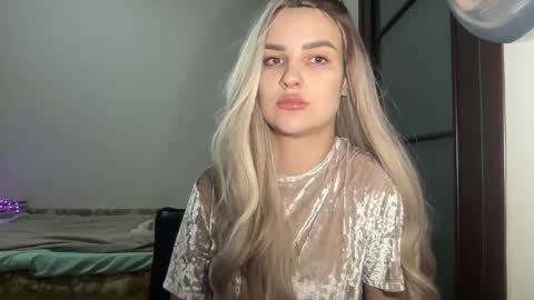 Snapshot of playfuldoll18 chatting on 10.03.25 Mia online show from 10.03.25