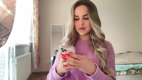 Snapshot of playfuldoll18 chatting on 10.06.25 Mia online show from 10.06.25