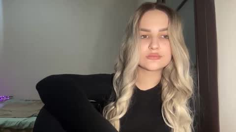 Snapshot of playfuldoll18 chatting on 10.06.25 Mia online show from 10.06.25