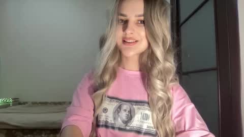 Snapshot of playfuldoll18 chatting on 10.12.25 Mia online show from 10.12.25