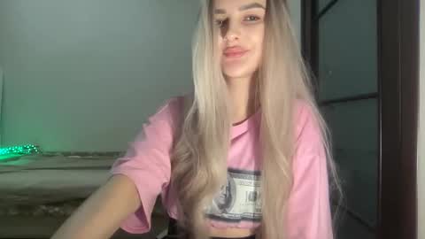 Snapshot of playfuldoll18 chatting on 10.17.25 Mia online show from 10.17.25