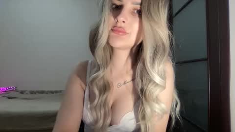 Snapshot of playfuldoll18 chatting on 10.20.25 Mia online show from 10.20.25