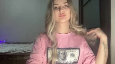 Snapshot of playfuldoll18 chatting on 11.03.25 Mia online show from 11.03.25