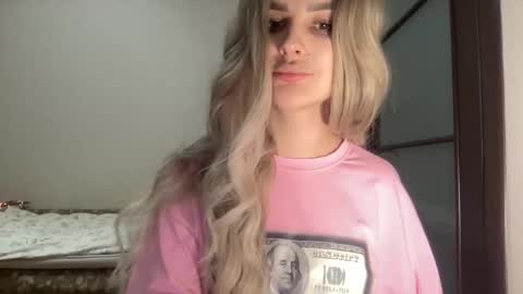 Snapshot of playfuldoll18 chatting on 11.04.25 Mia online show from 11.04.25