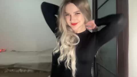 Snapshot of playfuldoll18 chatting on 11.08.25 Mia online show from 11.08.25