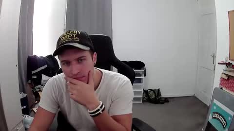 Snapshot of plkrisztian chatting on 09.18.25 plkrisztian online show from 09.18.25