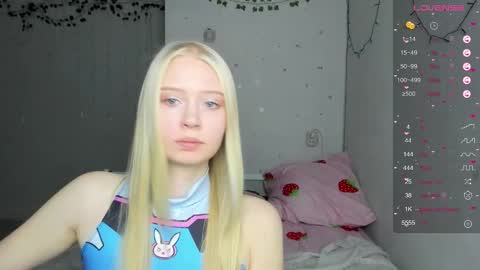 Snapshot of pocet_barbie chatting on 10.20.25 Mary online show from 10.20.25