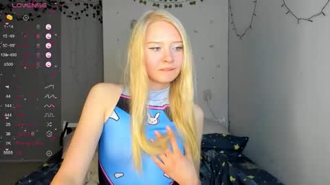 Snapshot of pocet_barbie chatting on 11.10.25 Mary online show from 11.10.25