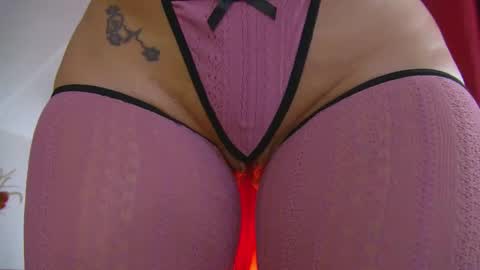 poison_milf_ online show from 11.17.25